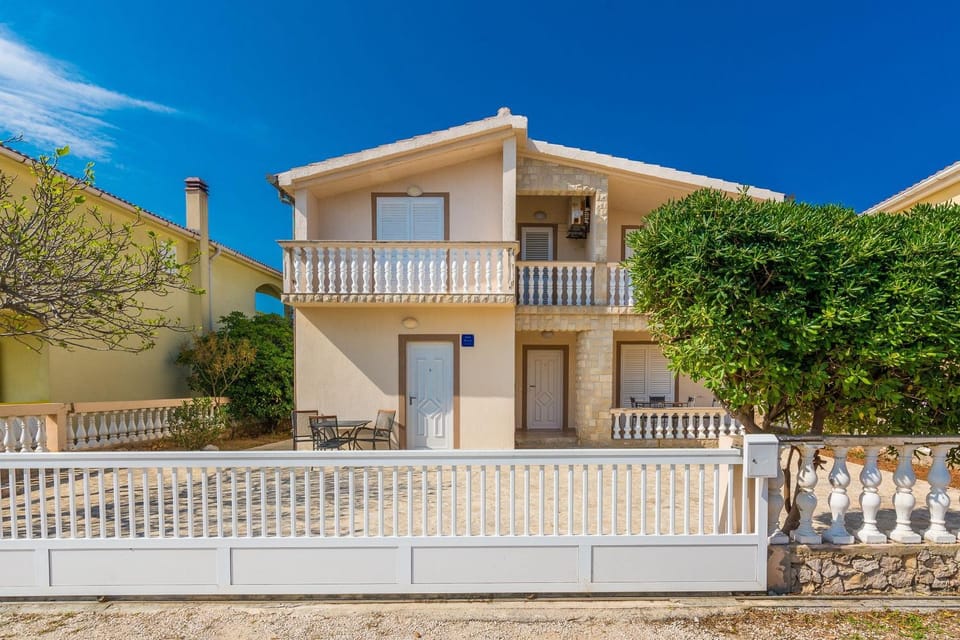 Property building, Patio, BBQ facilities, Balcony/Terrace, Seating area, Entertainment