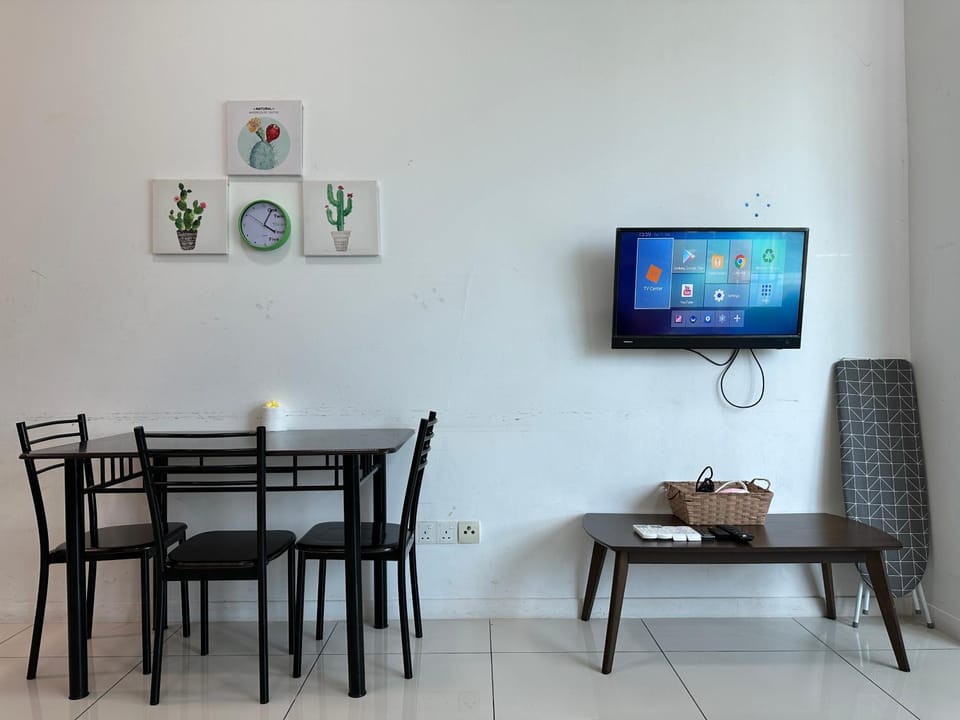 TV and multimedia, Dining area, Landmark view