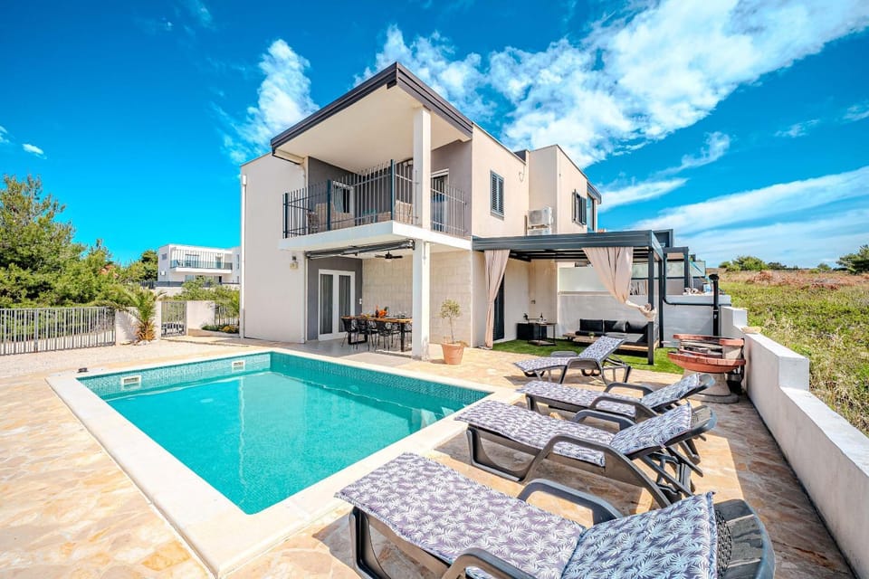 Property building, Patio, Facade/entrance, BBQ facilities, Garden, View (from property/room), Balcony/Terrace, Landmark view, Pool view, Area and facilities, Entertainment