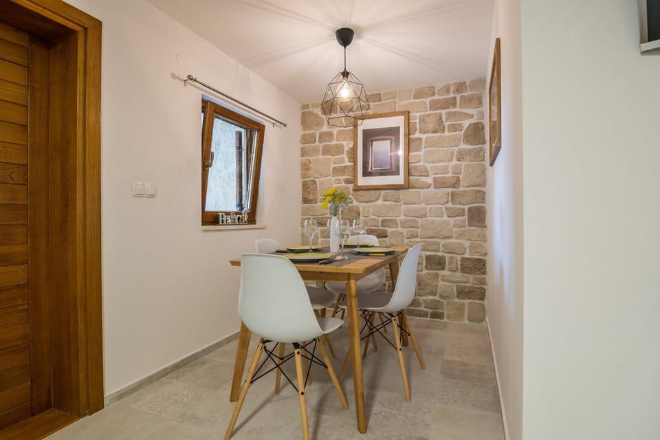 Kitchen or kitchenette, Other, Dining area