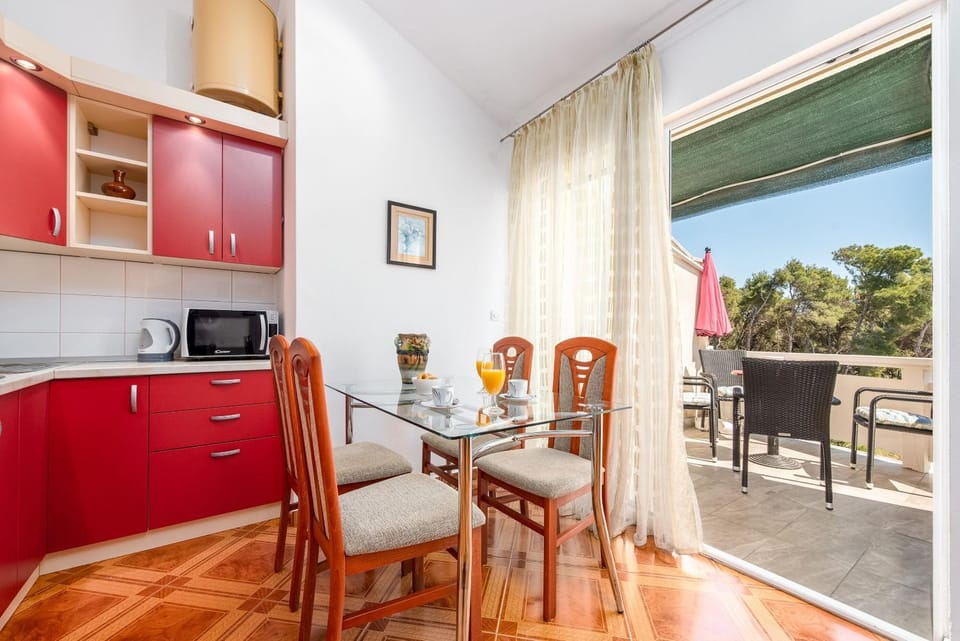 Kitchen or kitchenette, Seating area, Dining area