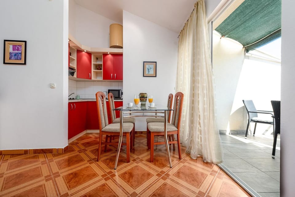 Kitchen or kitchenette, Seating area, Dining area