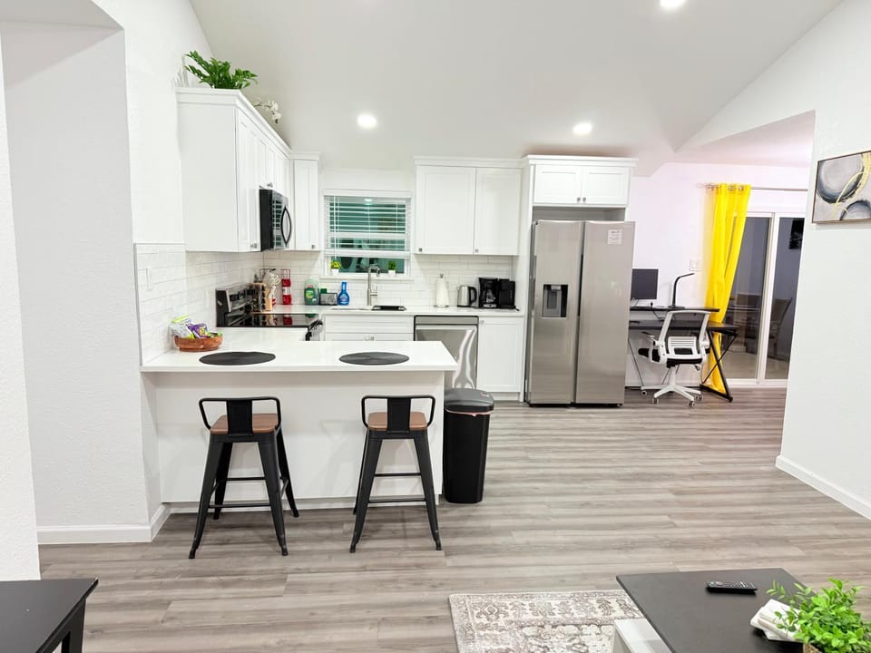 Kitchen or kitchenette, Dining area, oven, pet friendly, stove
