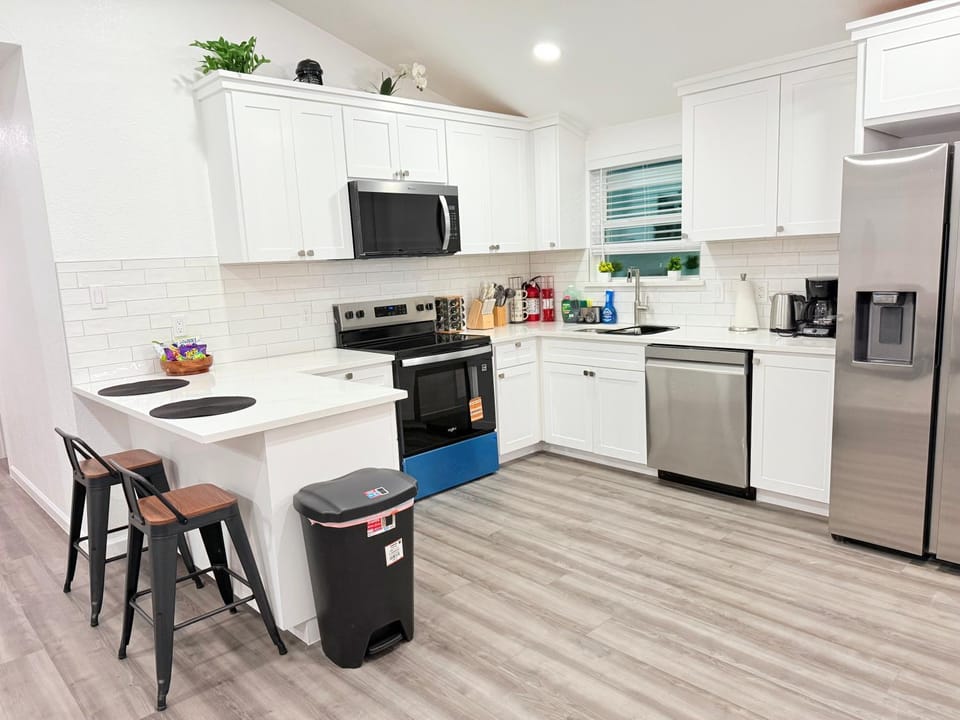 Coffee/tea facilities, Kitchen or kitchenette, Dining area, dishwasher, oven, pet friendly, stove, toaster