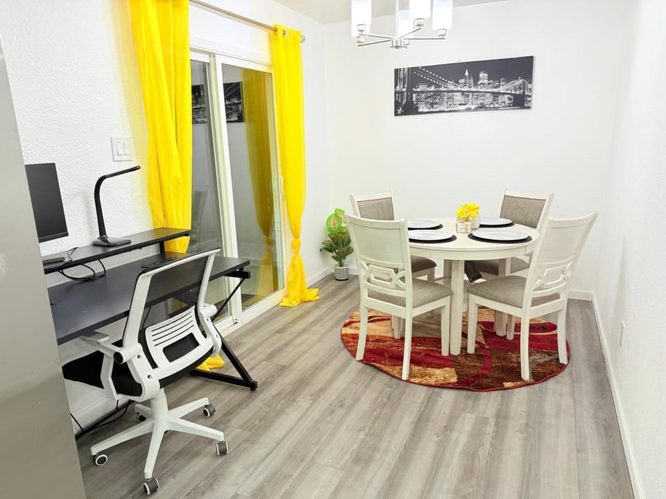 TV and multimedia, Kitchen or kitchenette, Living room, Seating area, Dining area