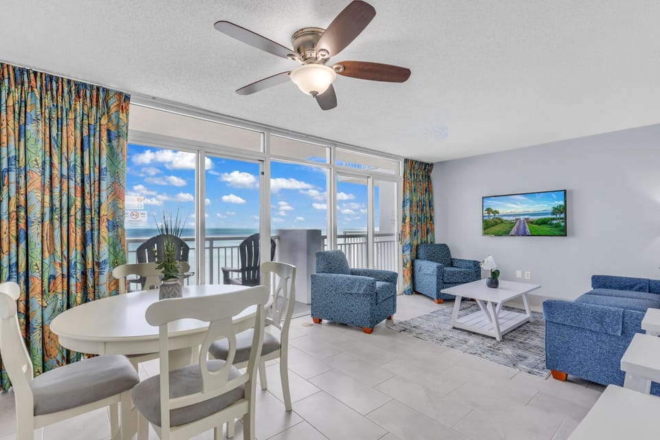 TV and multimedia, Living room, Seating area, Dining area, fireplace