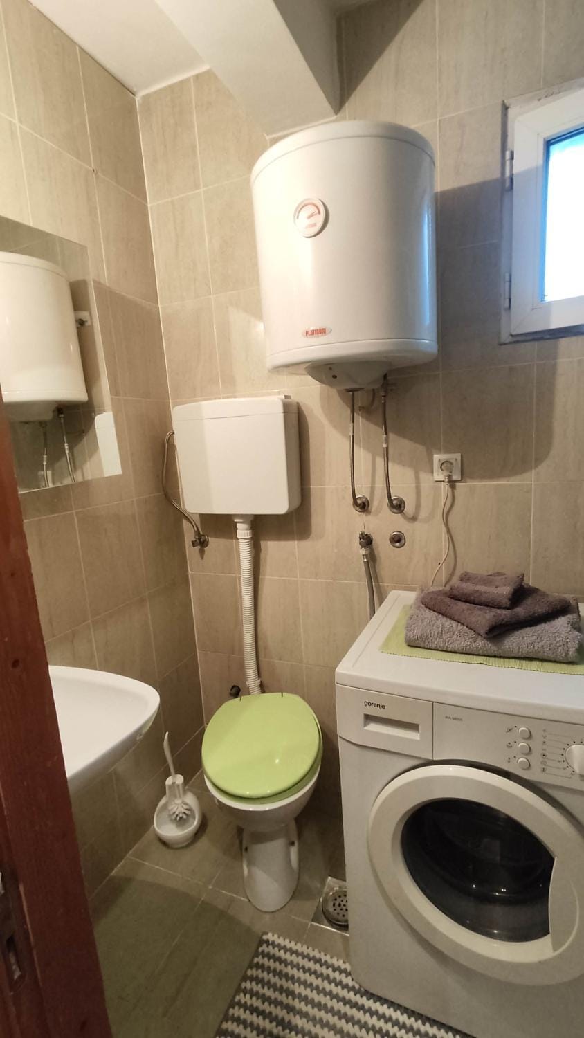 Toilet, Bathroom, towels, washing machine