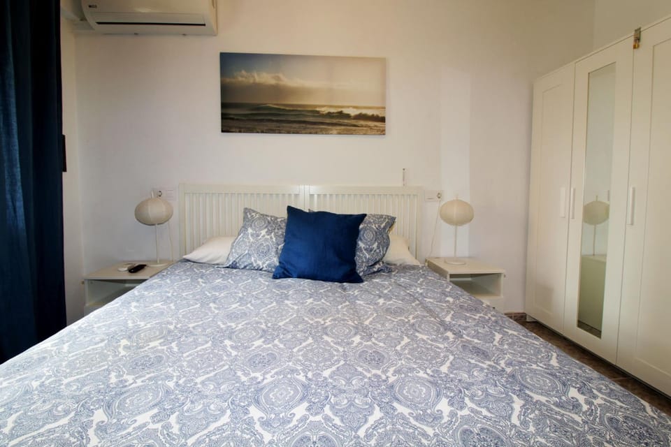 Bed, Photo of the whole room, Bedroom, wardrobe, air conditioner