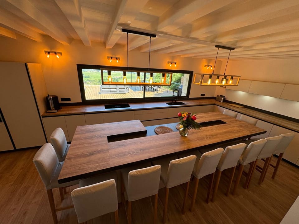 Kitchen or kitchenette, Kitchen or kitchenette, Lounge or bar