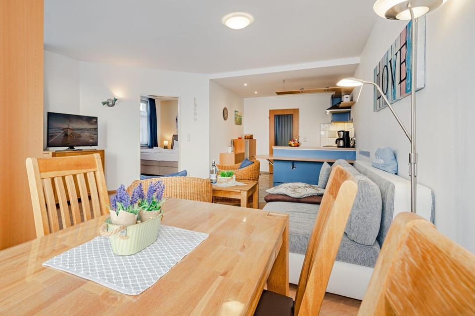 TV and multimedia, Kitchen or kitchenette, Living room, Seating area, Dining area