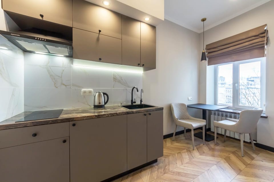 Coffee/tea facilities, Kitchen or kitchenette, Dining area, stove