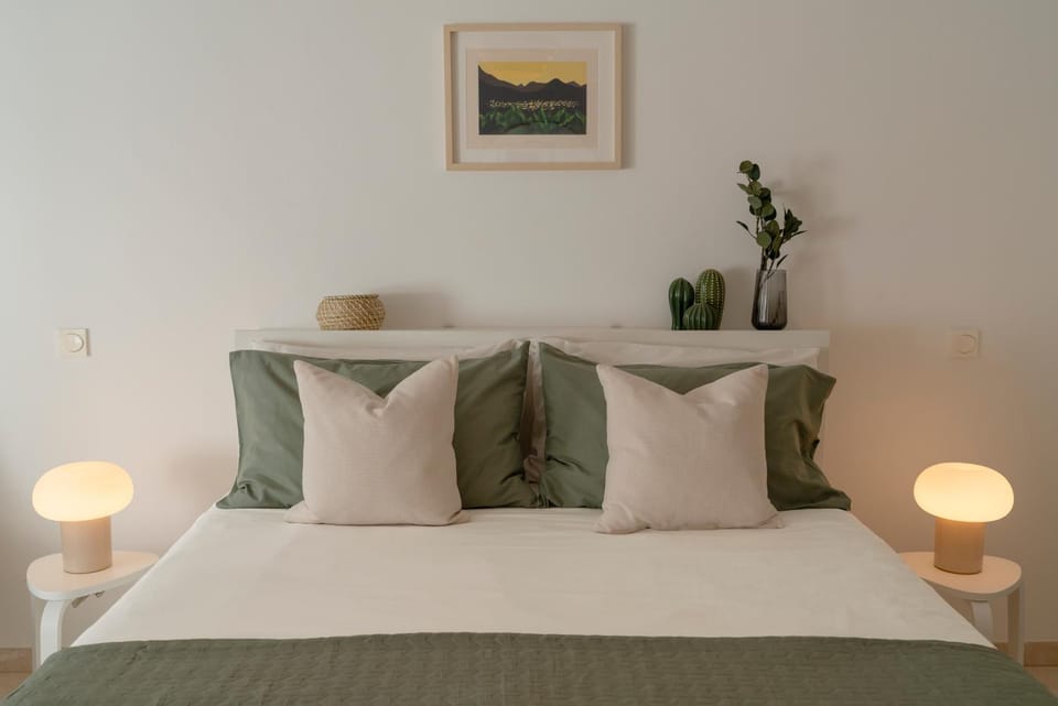 Bed, Photo of the whole room, Bedroom, wardrobe, air conditioner