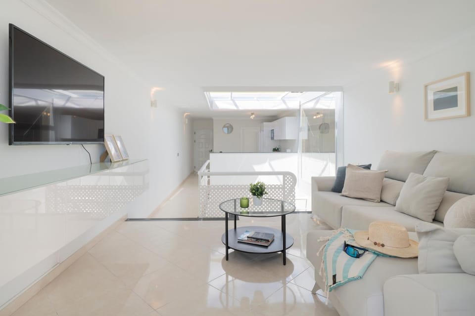 TV and multimedia, Living room, Seating area, internet, air conditioner