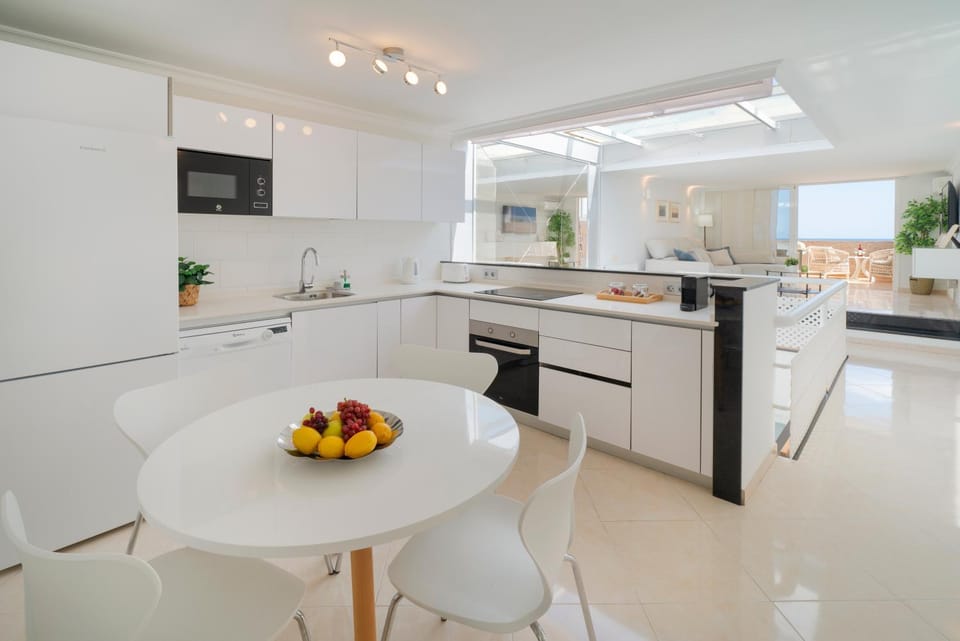 Coffee/tea facilities, Kitchen or kitchenette, Dining area, dishwasher, microwave, oven, toaster, kitchen