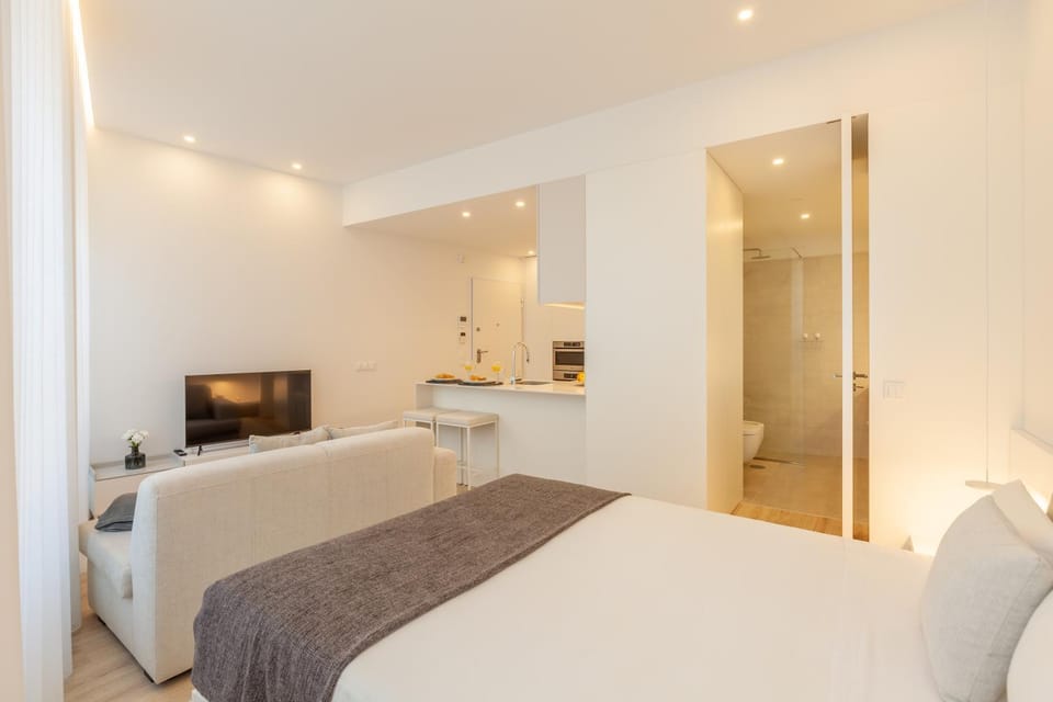 Bed, TV and multimedia, Photo of the whole room, Bedroom