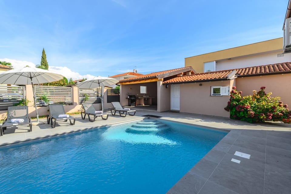 Property building, Patio, Day, Pool view, Swimming pool, sunbed