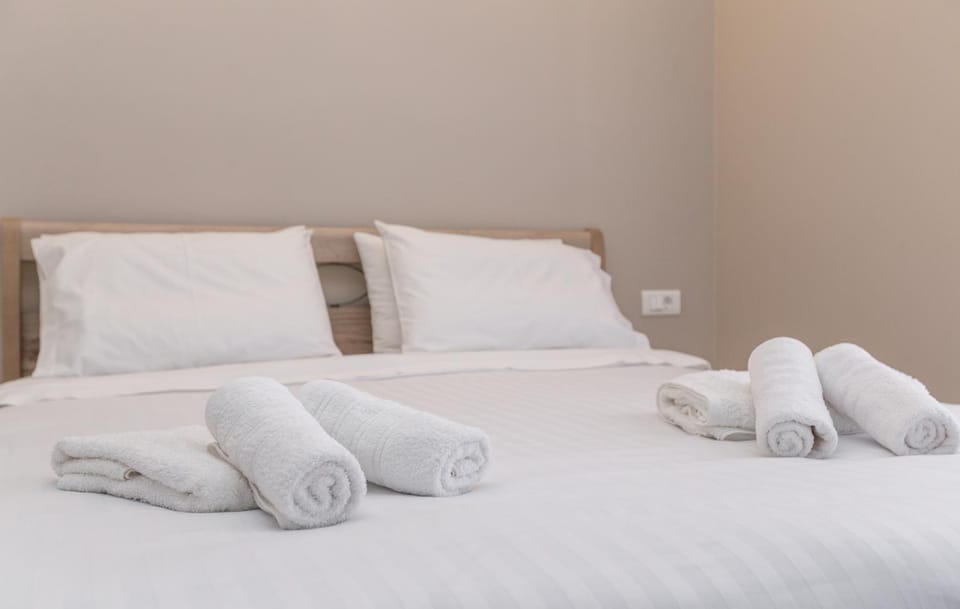 Bed, Bedroom, towels