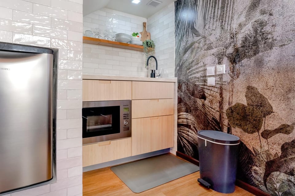 Kitchen or kitchenette, minibar