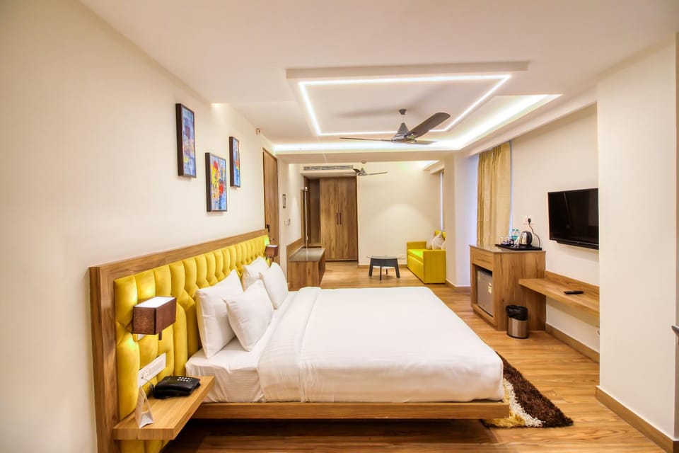 Bed, TV and multimedia, Photo of the whole room, Seating area, Bedroom, hair dresser