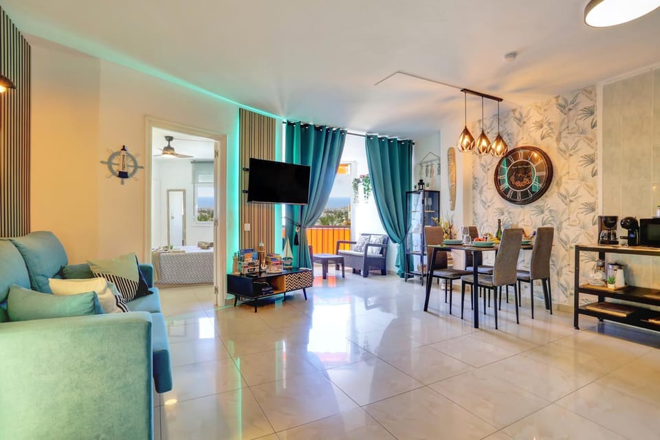 LUXORY DREAMY SUNSET, SeaFront, Direct Access To The Promenade,Wifi,Pool,Free Parking Apartment in Los Cristianos