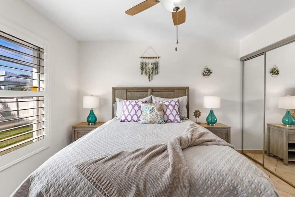Bed, Bedroom, fireplace