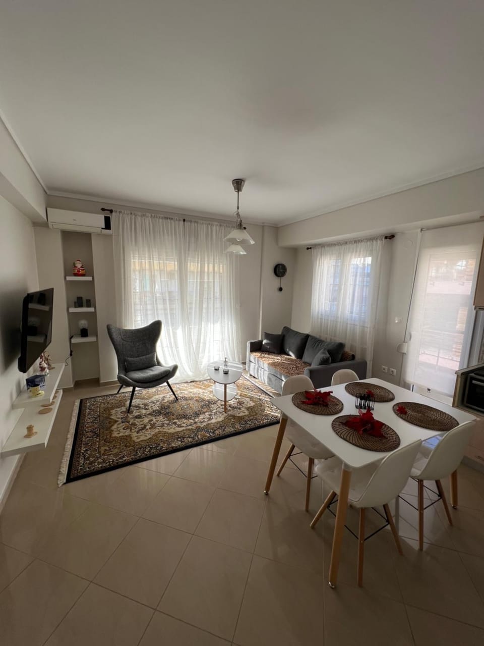 TV and multimedia, Living room, Seating area, Dining area