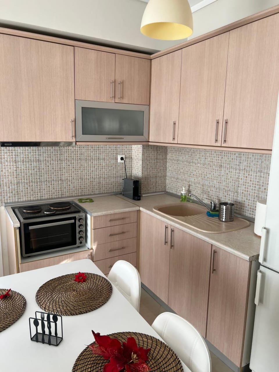 Coffee/tea facilities, Kitchen or kitchenette, Dining area, oven, stove