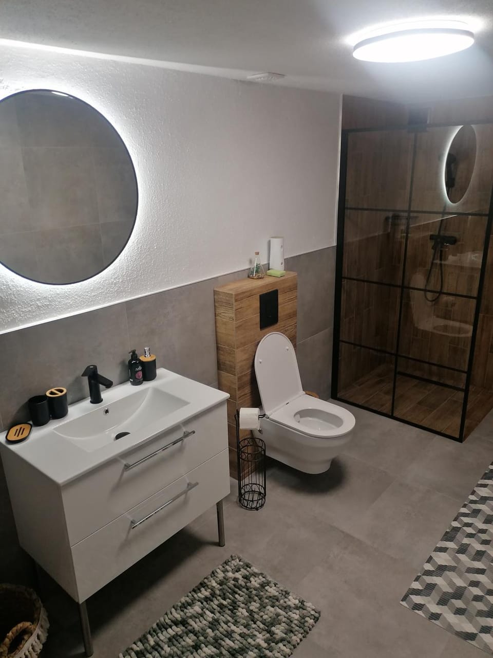 Shower, Toilet, Bathroom, towels
