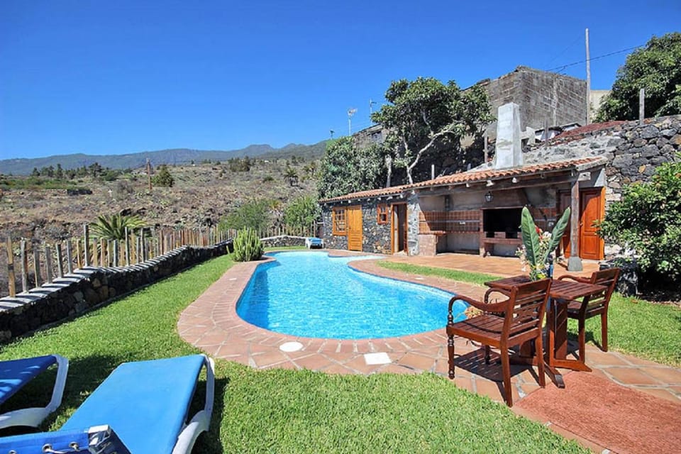 Spring, Day, BBQ facilities, Garden, Garden, Evening entertainment, Mountain view, Swimming pool, Swimming pool, sunbed