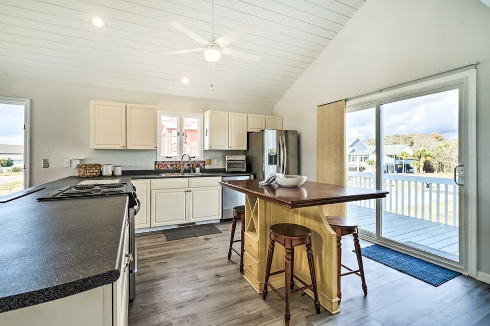 For Families & Pets! Oceanside Oak Island Getaway House in Oak Island