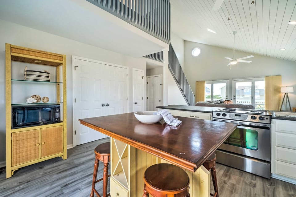 For Families & Pets! Oceanside Oak Island Getaway House in Oak Island