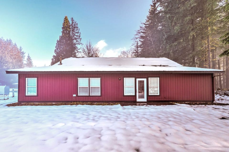Cozy Darrington Cottage w/ Grill, Near Trails House in Washington