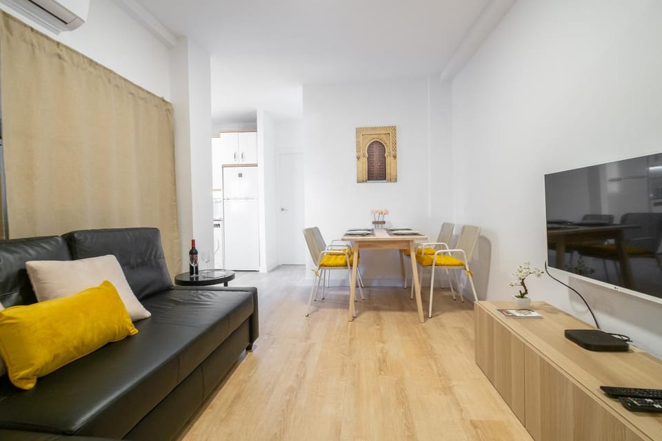 Communal lounge/ TV room, TV and multimedia, Living room, Seating area, Dining area