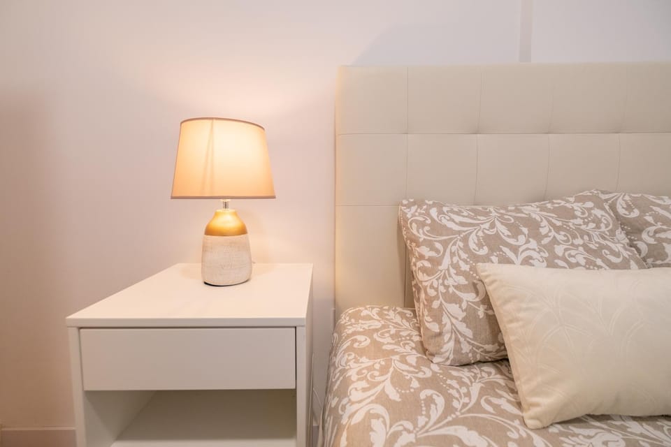 Bed, Seating area, Bedroom