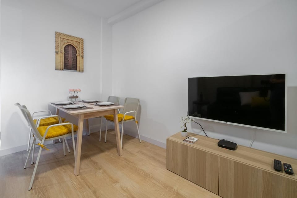 Communal lounge/ TV room, TV and multimedia, Living room, Dining area