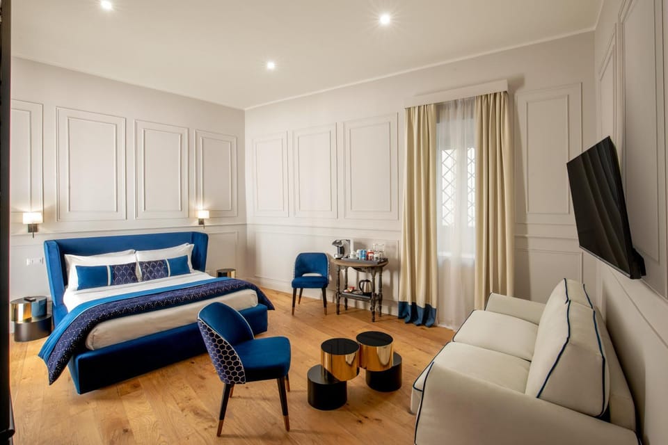 Bed, TV and multimedia, Photo of the whole room, Bedroom