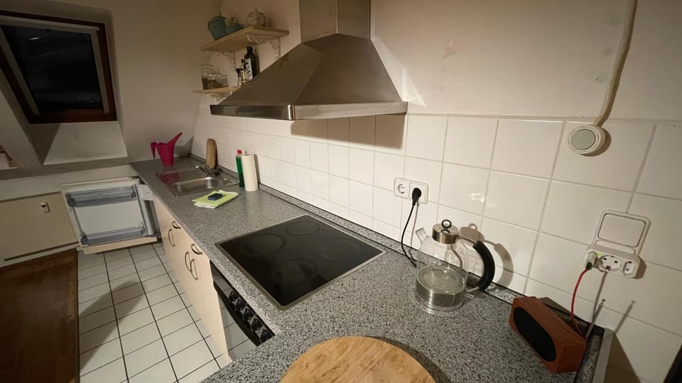 Kitchen or kitchenette, pet friendly, stove
