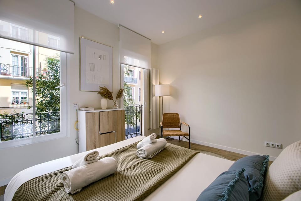 Photo of the whole room, Bedroom, towels