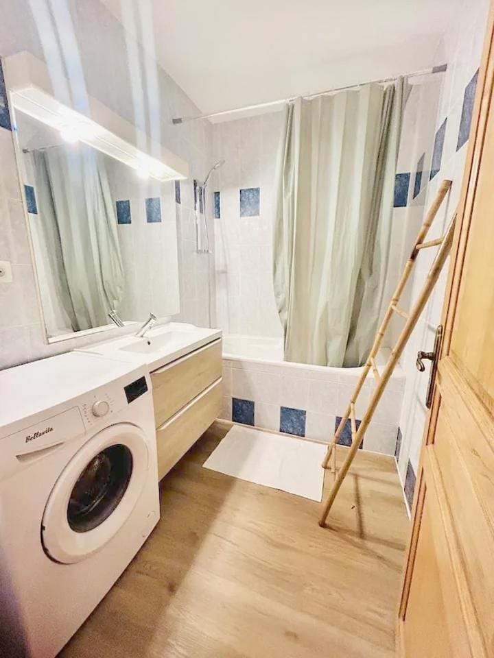 Bathroom, Bath, washing machine