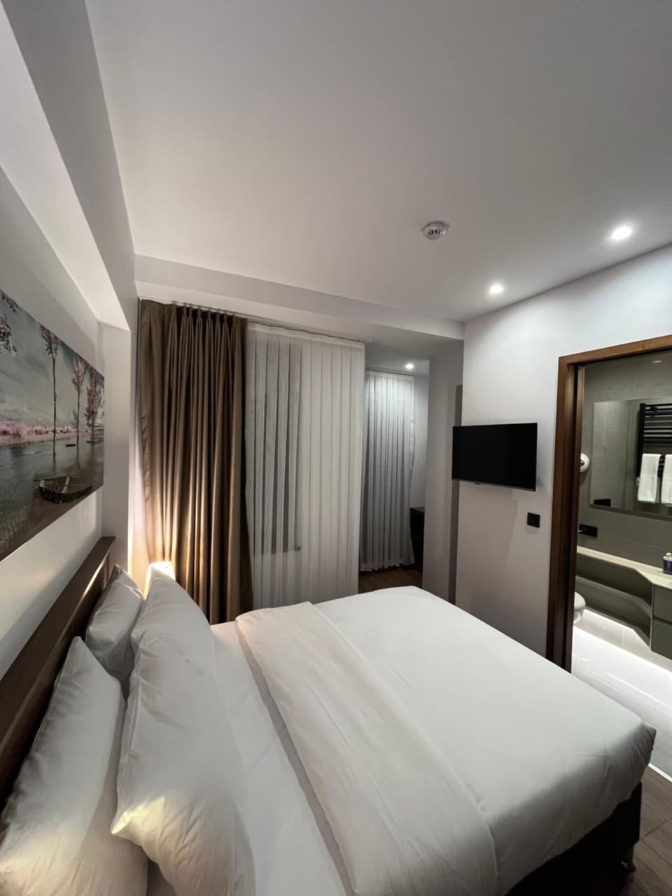Bed, TV and multimedia, Photo of the whole room, Bedroom