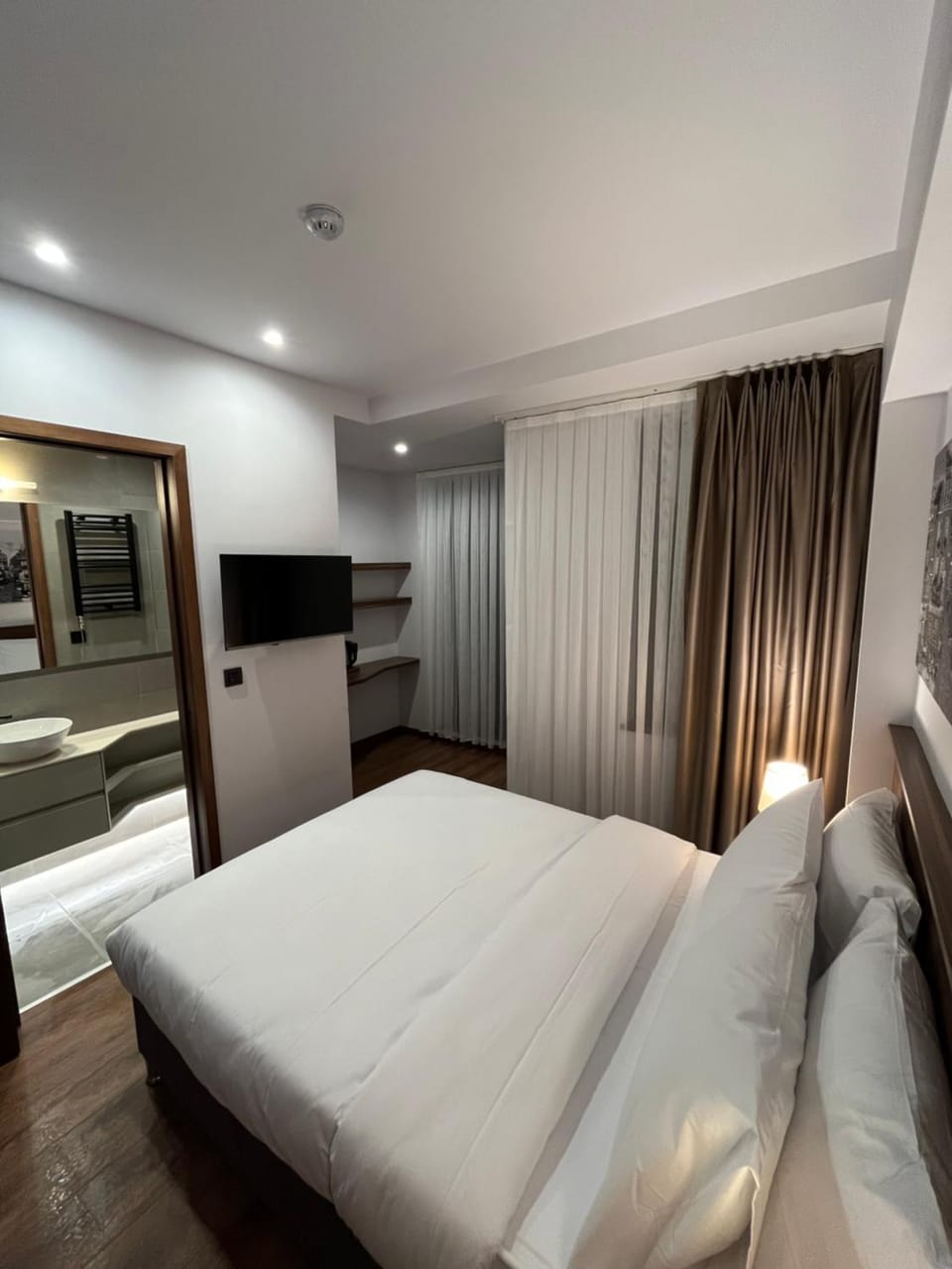 Communal lounge/ TV room, Bed, TV and multimedia, Photo of the whole room, Evening entertainment, Bedroom, wardrobe