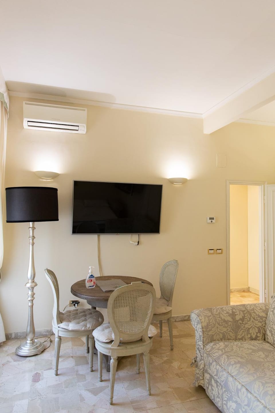 Classic 1BR Outside ZTL & 10 min from Center Apartment in Florence