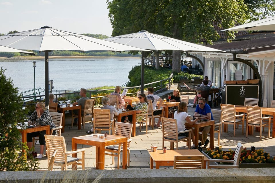 Restaurant/places to eat, River view