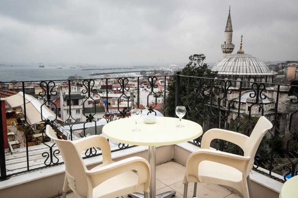 View (from property/room), Balcony/Terrace, City view, Sea view