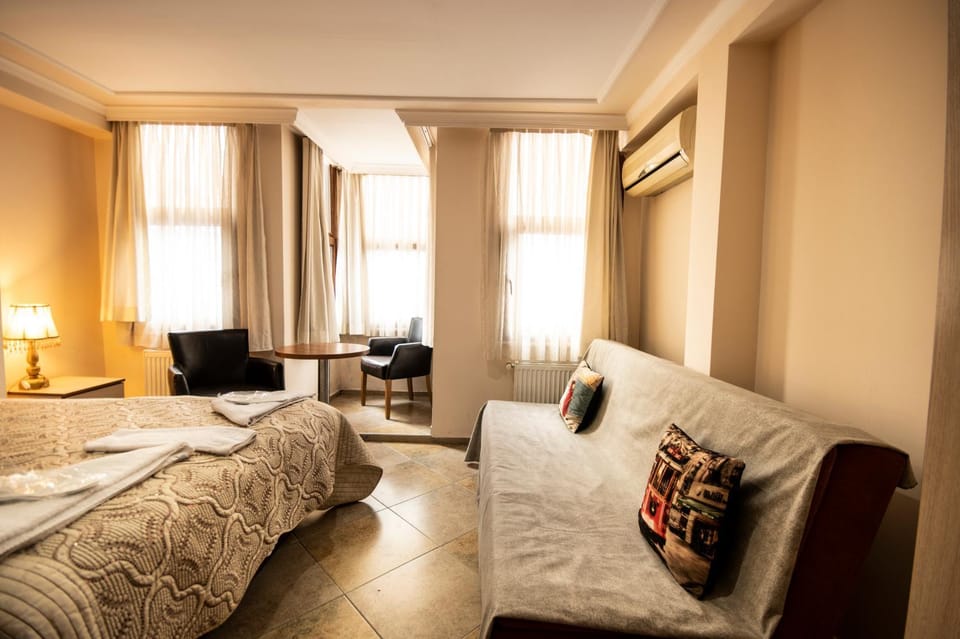 Bed, Seating area, Bedroom
