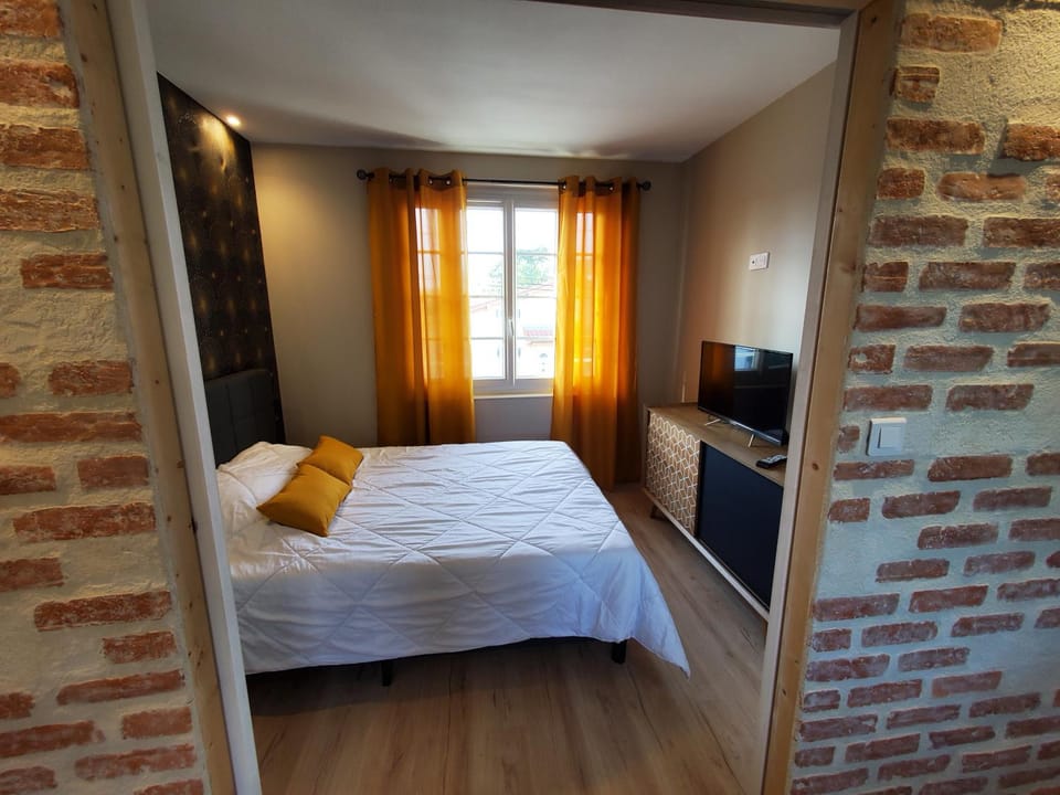 Bed, TV and multimedia, Photo of the whole room, Bedroom