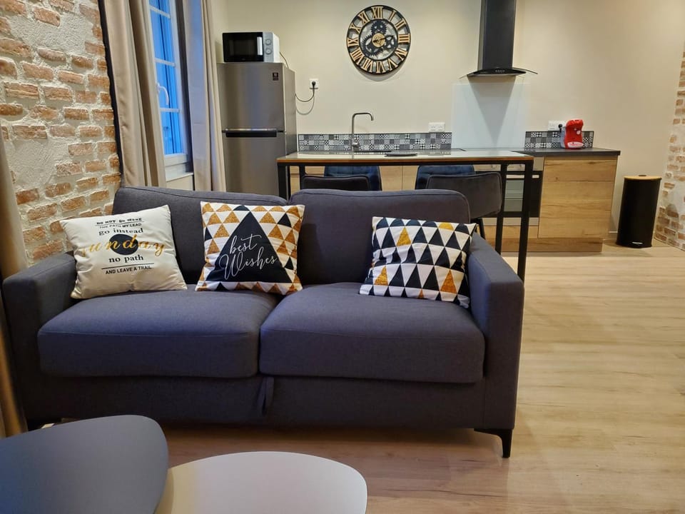 Kitchen or kitchenette, Seating area, Dining area