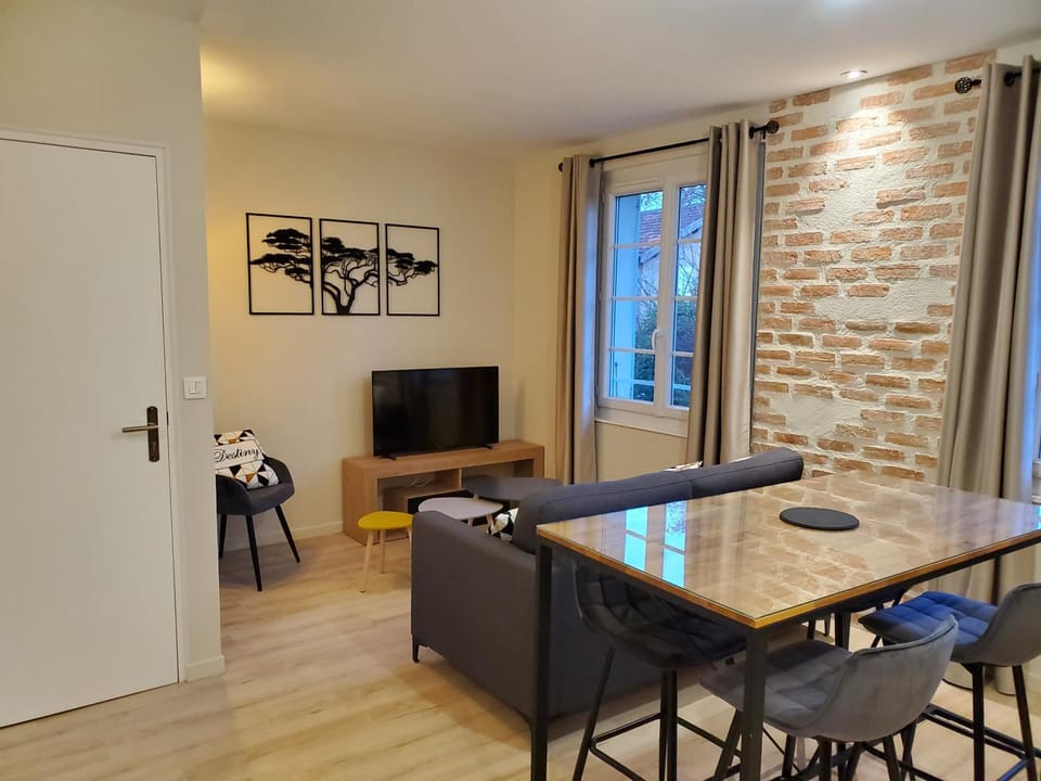 TV and multimedia, Living room, Seating area, Dining area