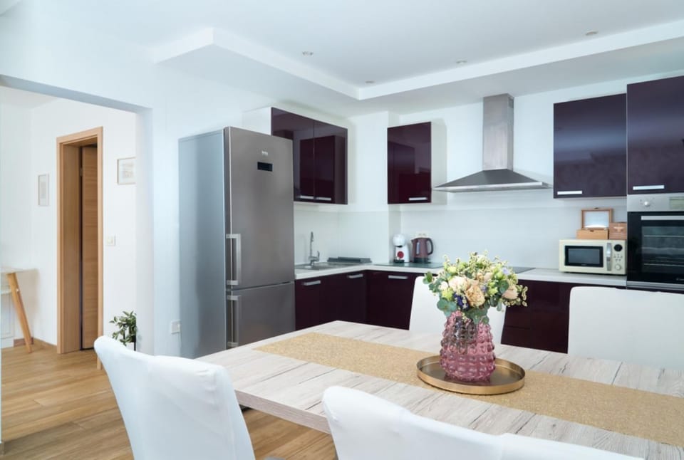 Coffee/tea facilities, Dining area, dishwasher, microwave, oven, kitchen, kitchen