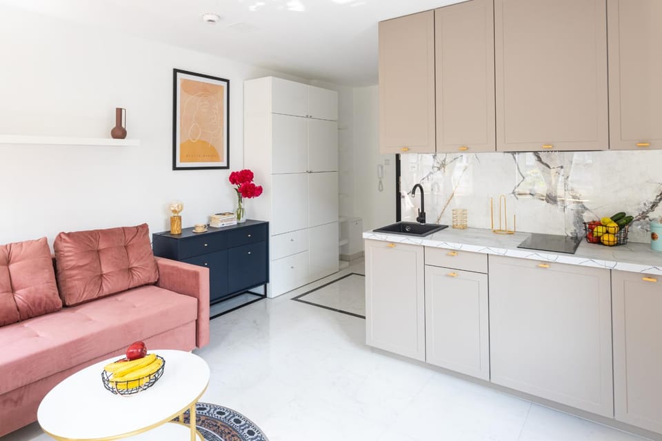 Kitchen or kitchenette, Seating area, stove